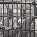 2 prisonniers dans une cell